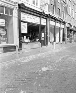 883719 Gezicht op de winkelpuien van de panden Oudegracht 233 (Natuursteen en Tegelhandel Natec) en 231 te Utrecht. De ...